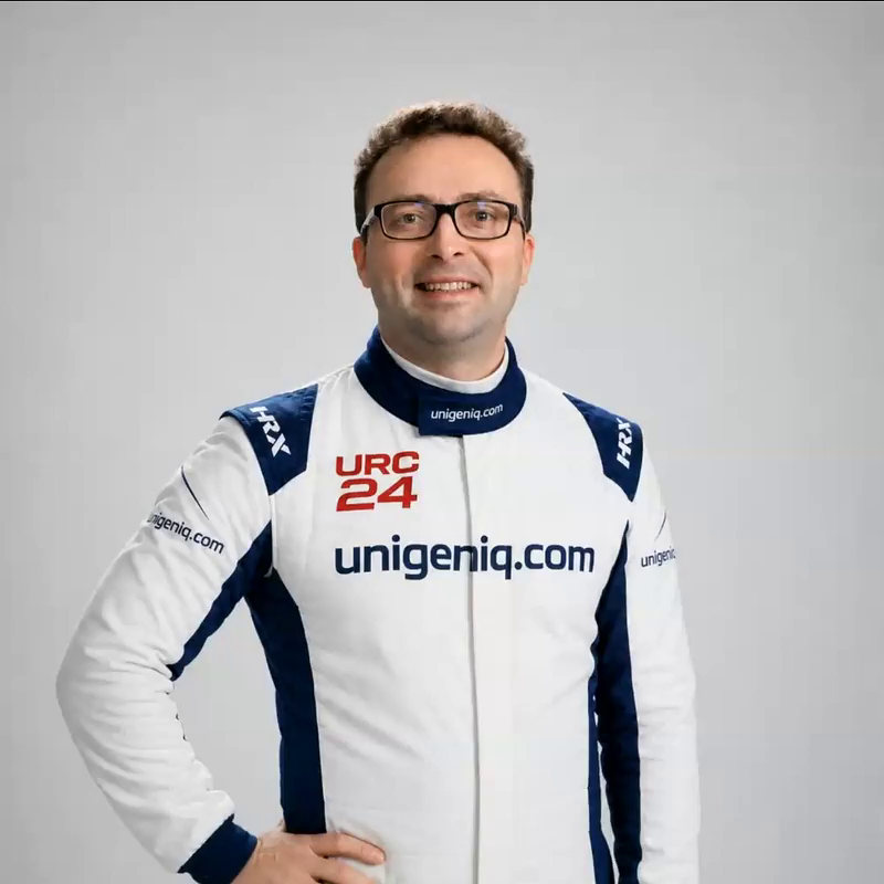 Алексей Рябов, хирург-имплантолог, в гоночном комбинезоне URC24