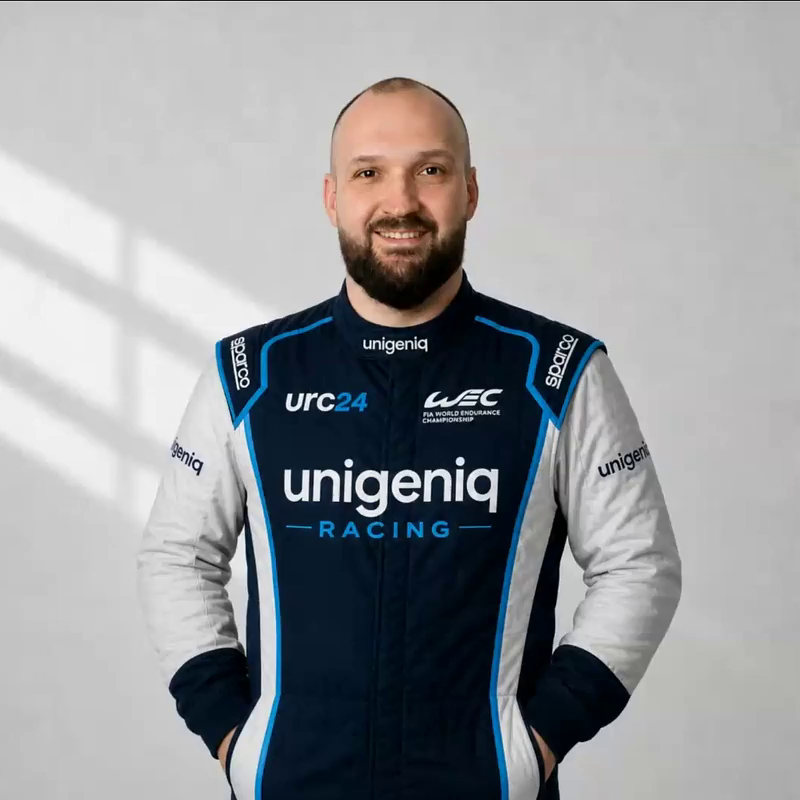 Павел Шишлов в гоночном комбинезоне URC24 — спикер URC24