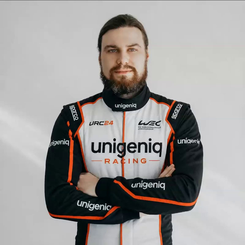 Святослав Андреев в гоночном комбинезоне URC24 — спикер URC24